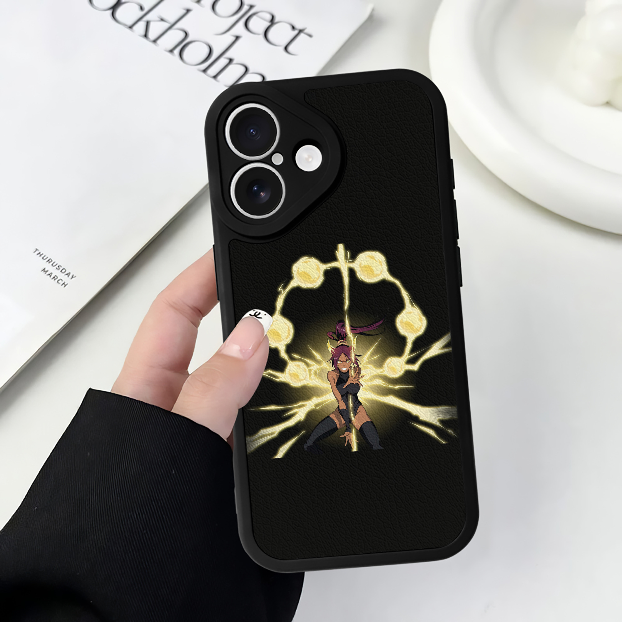 （画像用） ブリーチ 四楓院 夜一（しほういん よるいち） BLEACH Shihouin Yoruichi 【iPhone 16シリーズ対応】シリコンスマホケース（レザー調） 材質：シリコン